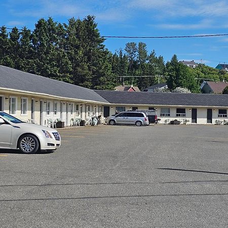 Resto Pub Motel Le Madub L'Isle-Verte 외부 사진