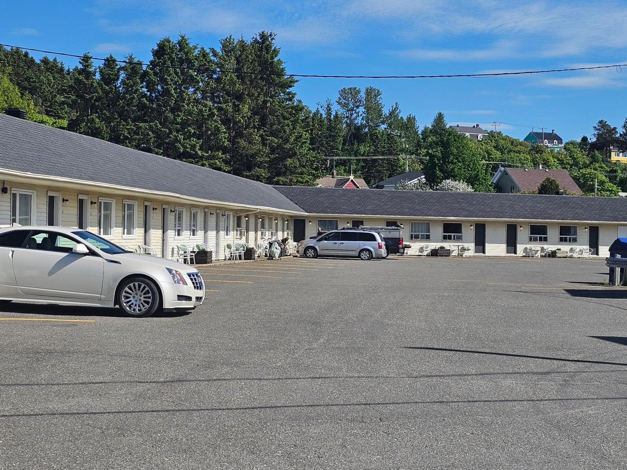 Resto Pub Motel Le Madub L'Isle-Verte 외부 사진
